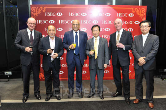 마틴 트리코드 HSBC코리아 행장(왼쪽 첫 번째)과 묵타 후세인 HSBC 말레이시아 행장(세번째)이 조병제 주 말레이시아 한국대사(네 번째) 등과 5일 말레이시아 쿠알라룸프르에서 열린 한국의 밤 행사에 참석해 기념촬영하고 있다.